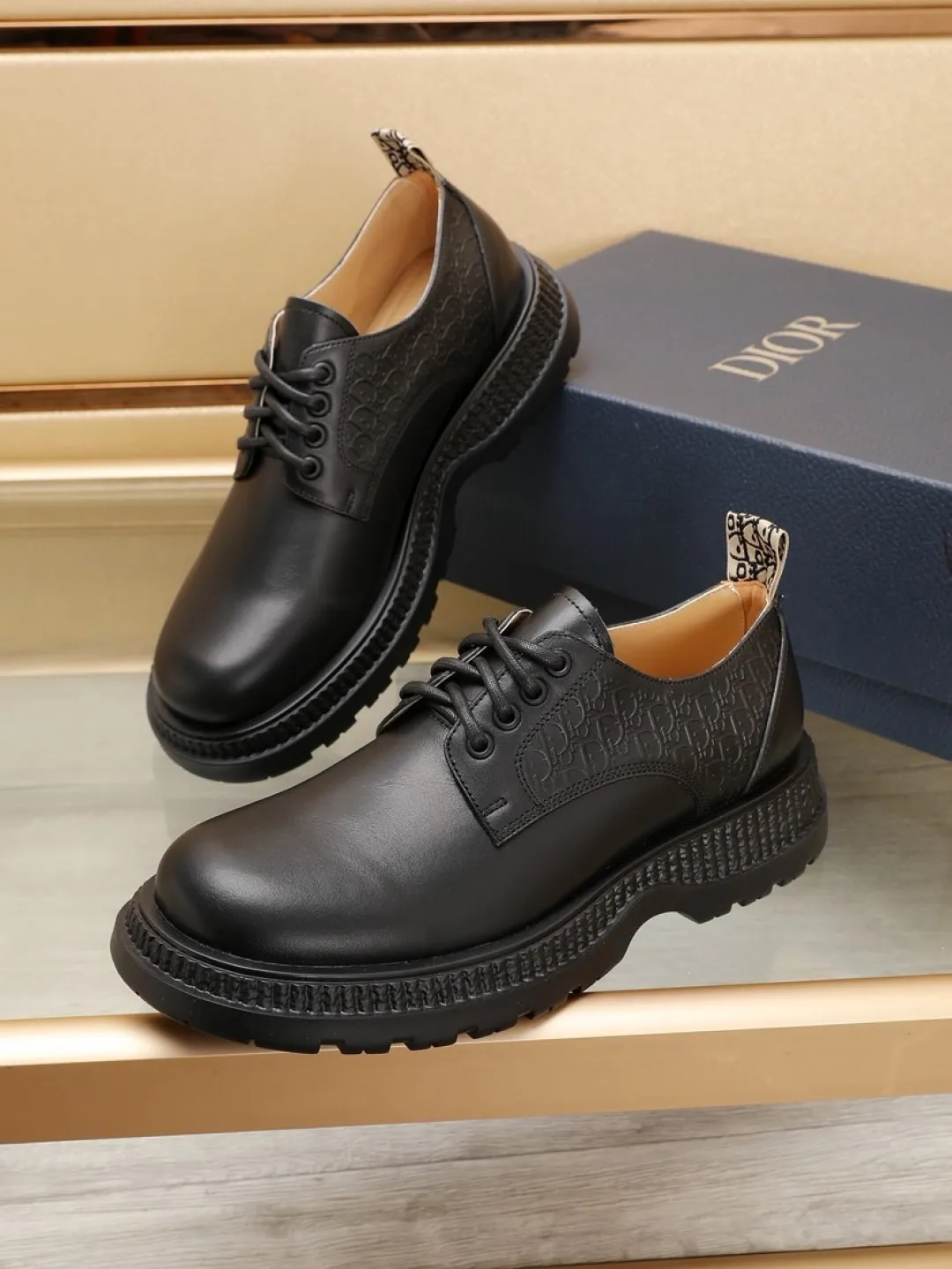Factory P500💰Dior Buffalo's new low-top Derby casual leather shoes, a new product in the 2024 spring men's series, ideally combine unconventional characteristic elements with Dior's high-end aesthetic style. The original first-grain calfskin upper features side panels with a tonal debossed Oblique print, and the chunky rubber sole showcases a crepe-effect design. Styled with wide leather laces and Oblique-printed rear pull tabs, they add a modern touch to any look. Practical and stylish, it can be easily paired with a variety of casual looks. Size: 38-44 (45 customized)